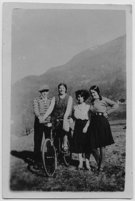 Ragazzi in posa con bicicletta a Odogno