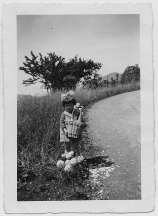 Bambina in posa con cestino