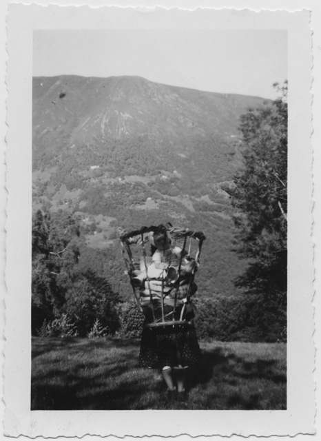 Donna con bambino nella gerla