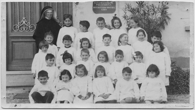Ritratto di classe con suor Savina a Comano