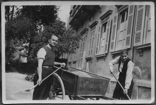 Giovanni Bernasconi (a sinistra) al lavoro come giardiniere
