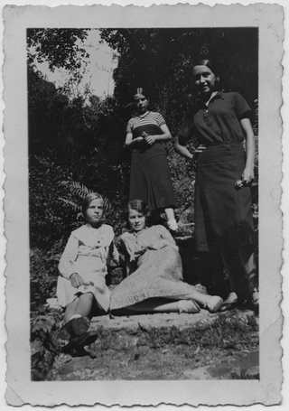 Ragazze in posa a San Bernardo a Comano