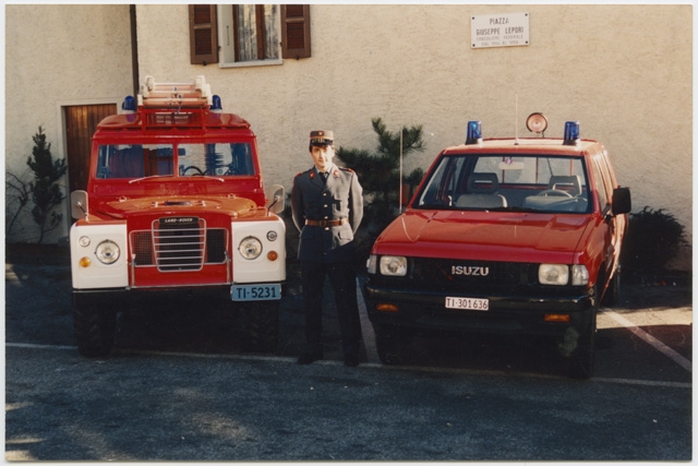 Comandante Ferruccio Landis in posa tra i veicoli del Corpo Pompieri Capriasca