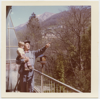 Tenente Bruno Benagli in posa con bambino al ristorante del Ponte