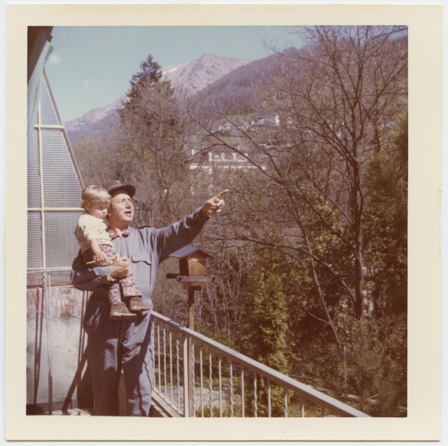 Tenente Bruno Benagli in posa con bambino al ristorante del Ponte