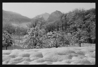 Veduta di Comano innevata