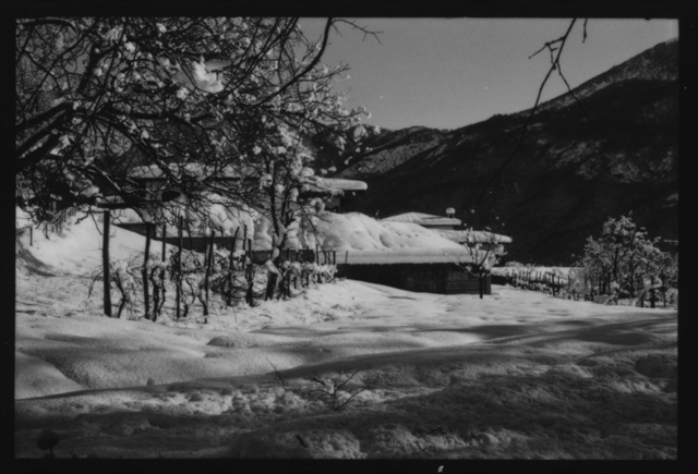 Veduta di Comano innevata