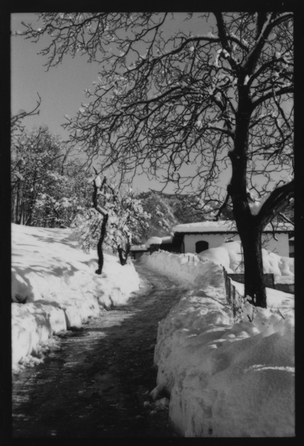 Veduta di Comano innevata