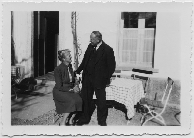 Walter e Fanny Rutz davanti all'Hotel de la Poste a Sonvico