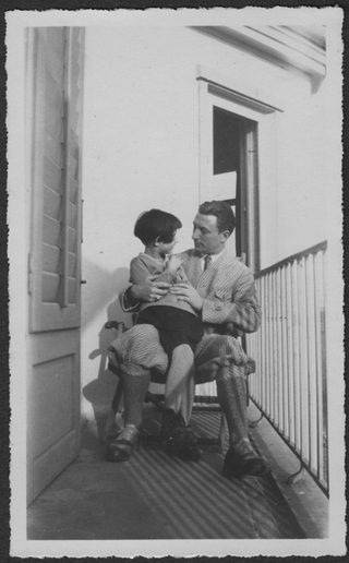 Mario Bernasconi su un balcone con una bambina?