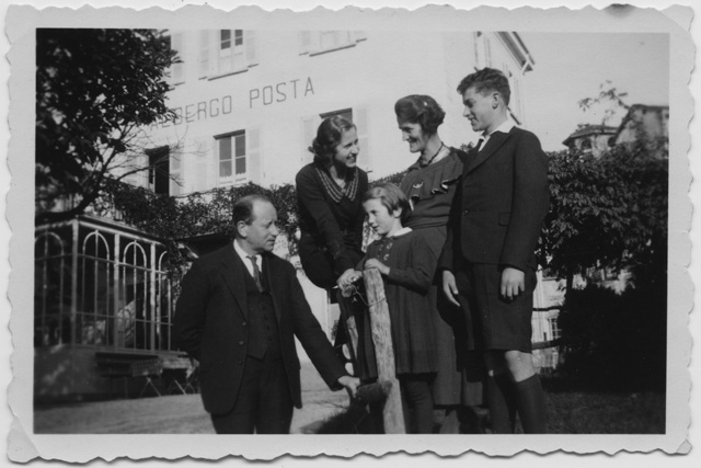 Famiglia Rutz davanti all'Hotel de la Poste a Sonvico