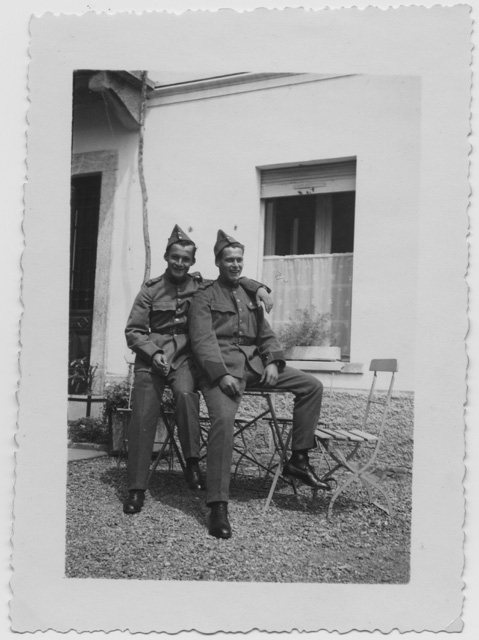 Geo Albertini e Walter Rutz in divisa davanti all'Hotel de la Poste a Sonvico