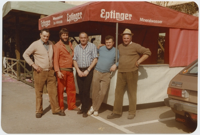 Uomini in posa a carnevale a Comano