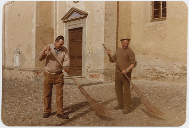 Arnaldo Grassi e Orfeo Sangalli sul sagrato della chiesa di Santa Maria della Purificazione a Comano