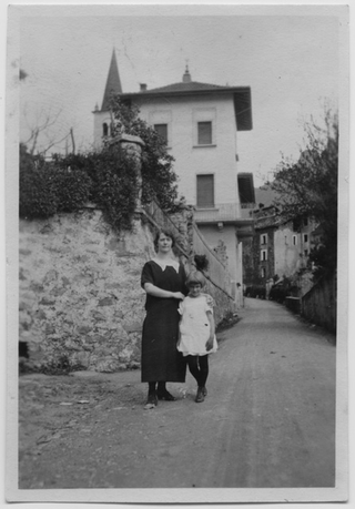 Donna con bambina in posa sulla strada a Sonvico