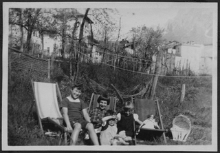 Bambine in posa in giardino a Sonvico