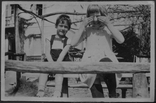 Walter e Elena Rutz davanti all'Hotel de la Poste a Sonvico