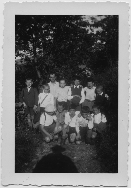 Camillo Bettosini con il gruppo degli Exclesior nell'orto della parrocchia a Comano