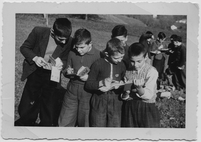 Classe scolastica durante una lezione all'aperto