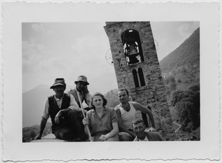 Gruppo in posa sul tetto della chiesa di Santo Stefano a Tesserete