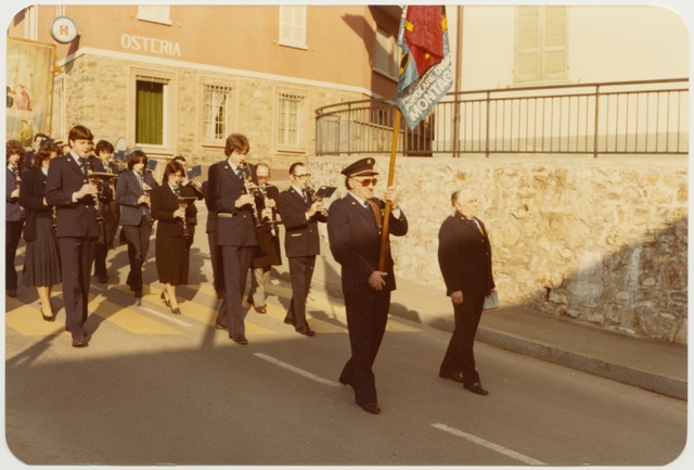 Passaggio della banda a Comano