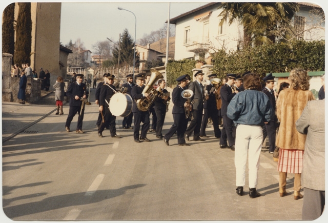 Passaggio della banda a Comano