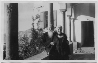 Hans e Ida Wyss sotto il portico di Casa Rusca a Comano