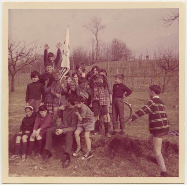 Alunni in posa durante un torneo di calcio a Comano