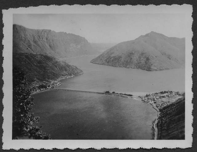 Ponte diga di Melide e lago di Lugano visti dal Monte San Salvatore