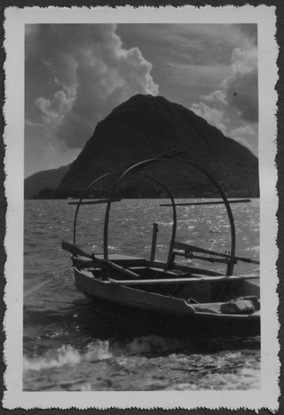 Barca sulle rive del lago di Lugano e vista sul Monte San Salvatore