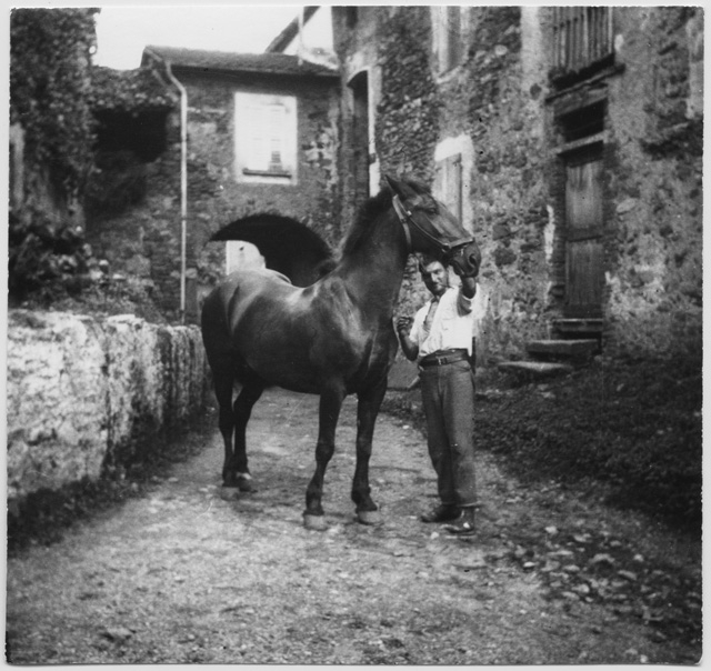 Virgilio Moghini in posa con un cavallo a Comano