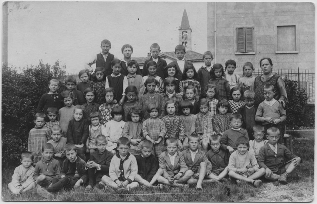 Classe elementare con la Maestra Ida Pescia a Comano