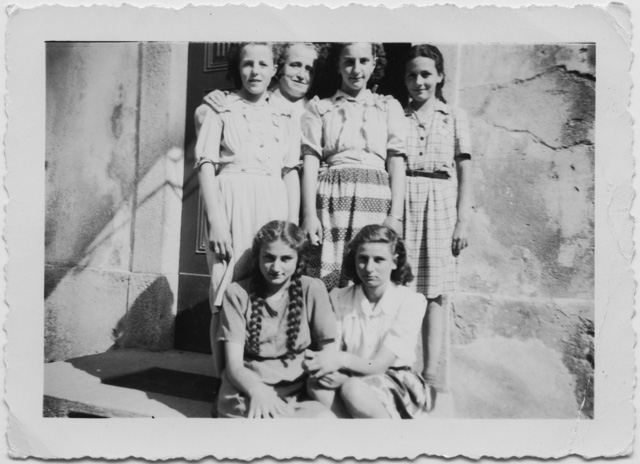 Alunne in posa a Sala Capriasca con la maestra Giovanelli