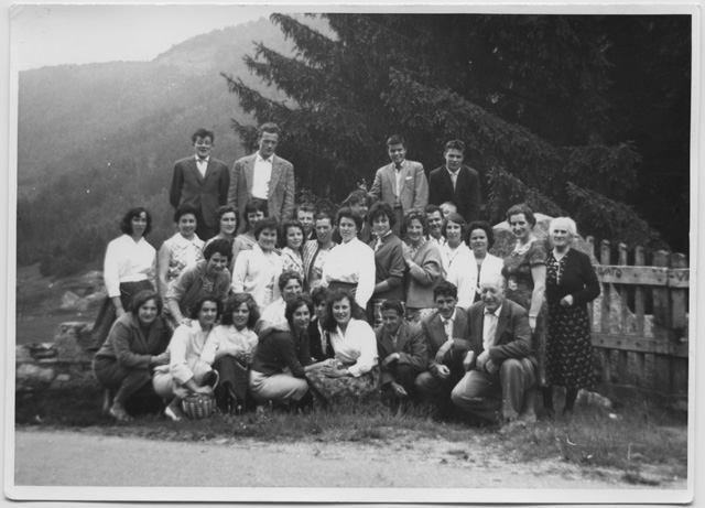 Dipendenti e superiori della fabbrica di pietrine per orologi di Sala Capriasca in gita