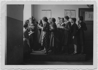 Studentesse durante una lezione di utilizzo del telefono