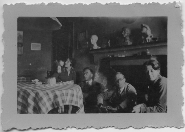 Irma Bernasconi con amici in soggiorno