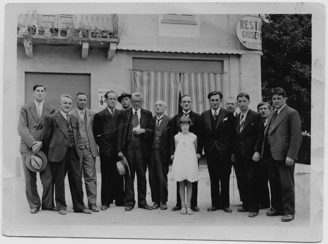 Uomini in posa davanti al ristorante Banfi a Tesserete