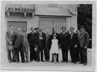 Uomini in posa davanti al ristorante Banfi a Tesserete