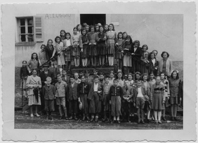 Scolaresca in posa davanti ad una pensione