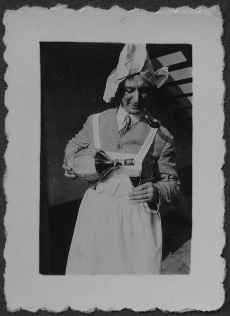 Mario Bernasconi si versa un bicchiere di vino