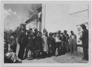 Classe scolastica durante una lezione di apicoltura a Lelgio