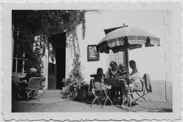 Gruppo davanti all'Hotel de la Poste a Sonvico