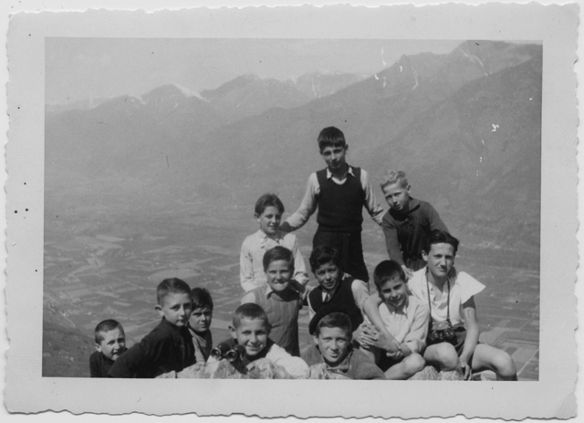 Ragazzi in posa davanti ad un belvedere