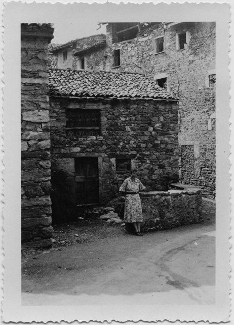 Donna in posa davanti al torchio di Sonvico