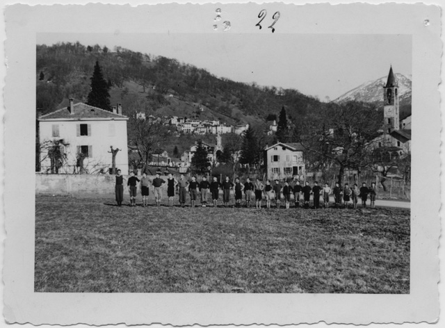 Scuole maggiori di Tesserete durante una lezione di ginnastica all'aperto