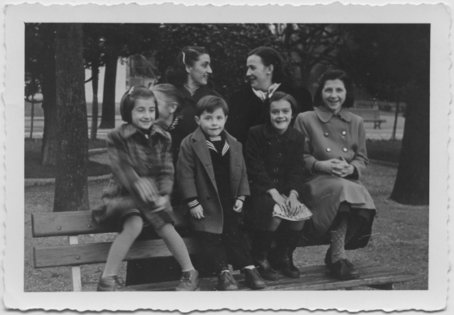 Gruppo in posa in un parco