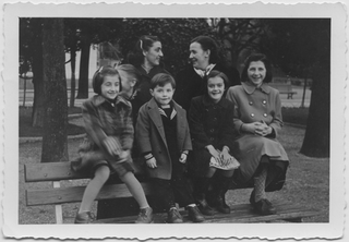 Gruppo in posa in un parco