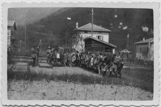 Scolari sul campo dell'oratorio di Tesserete
