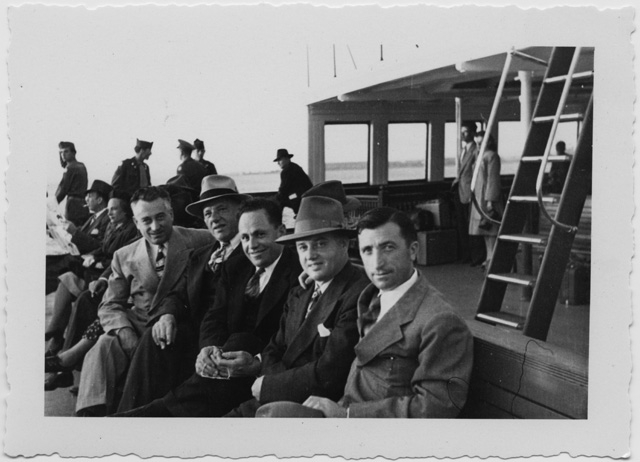 Gruppo a bordo di una nave negli Stati Uniti