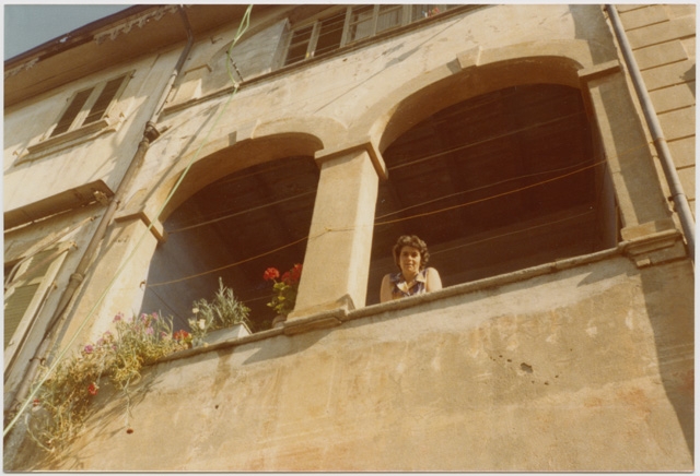Carla Lotti affacciata dalla loggia di casa Malfanti a Sonvico